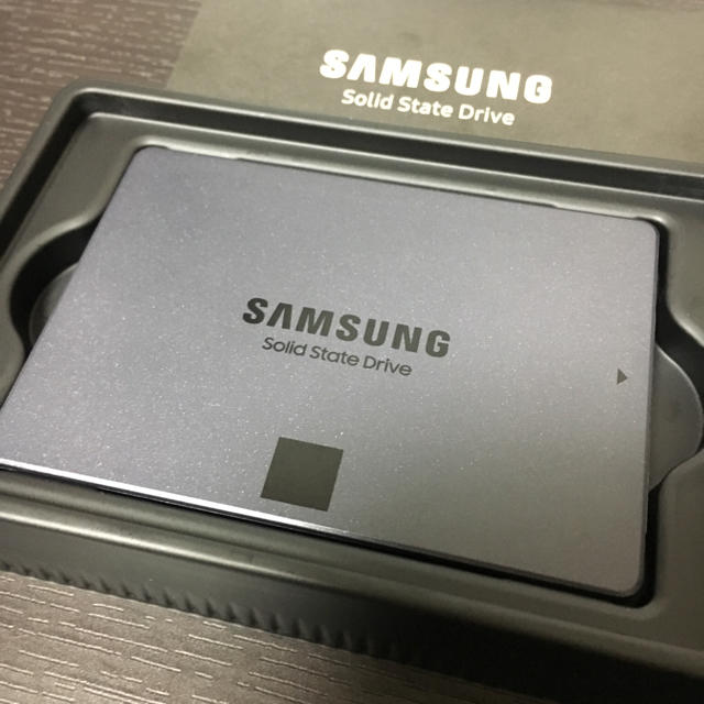 SAMSUNG(サムスン)の新品未使用 SAMSUNG SSD 860 QVO 1TB スマホ/家電/カメラのPC/タブレット(PCパーツ)の商品写真