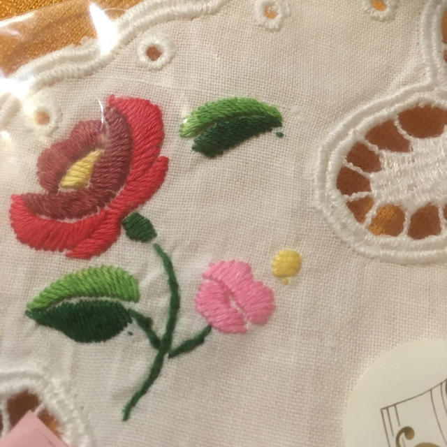 カロチャ刺繍 ドイリー  レース 花瓶敷き ハンガリー刺繍 アイレット未使用 ハンドメイドのインテリア/家具(インテリア雑貨)の商品写真