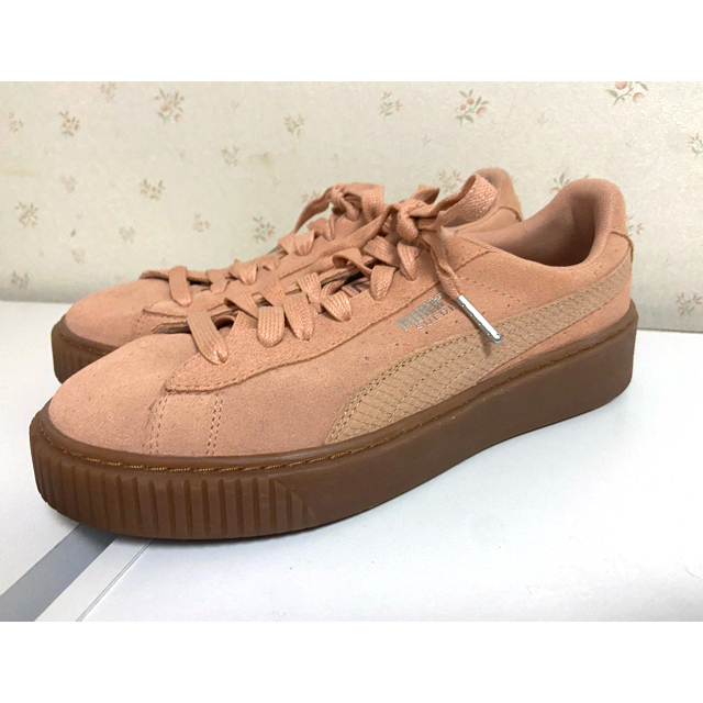 PUMA(プーマ)のPUMA  美品スニーカー　SUEDE サーモンピンク　厚底スニーカー　25cm レディースの靴/シューズ(スニーカー)の商品写真