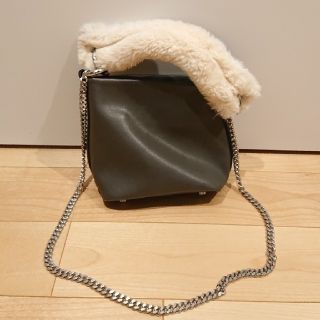 ザラ(ZARA)のZARA フェイクファー付き ショルダーバッグ(ショルダーバッグ)