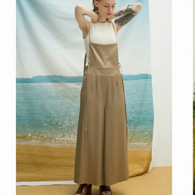 LEINWANDE　新品 Satin Overall / Beige レディースのパンツ(サロペット/オーバーオール)の商品写真