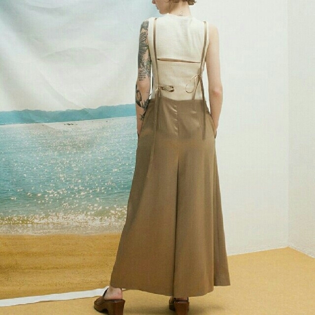 LEINWANDE　新品 Satin Overall / Beige レディースのパンツ(サロペット/オーバーオール)の商品写真