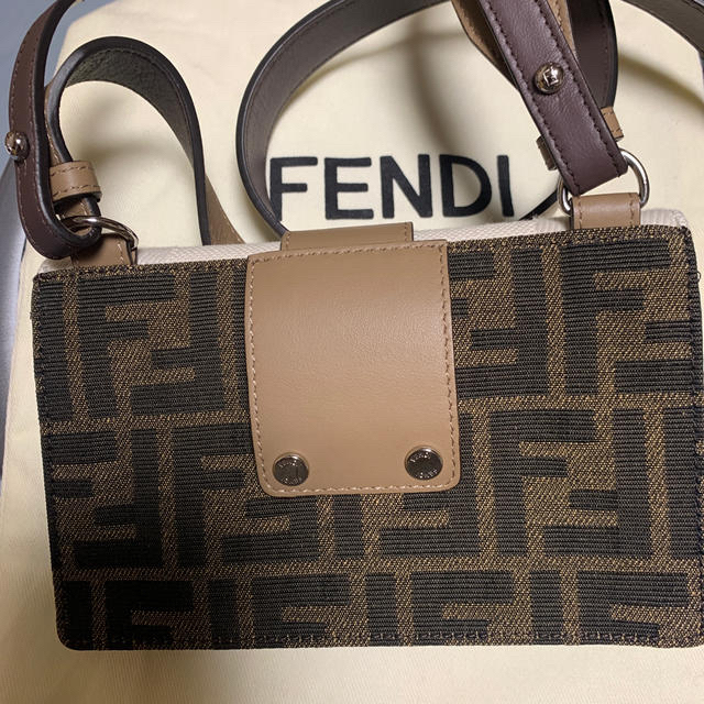 FENDI(フェンディ)の最終お値引き　フェンディバゲットスリムクラッチ　ホワイト&ロゴ　未使用品 メンズのバッグ(ショルダーバッグ)の商品写真