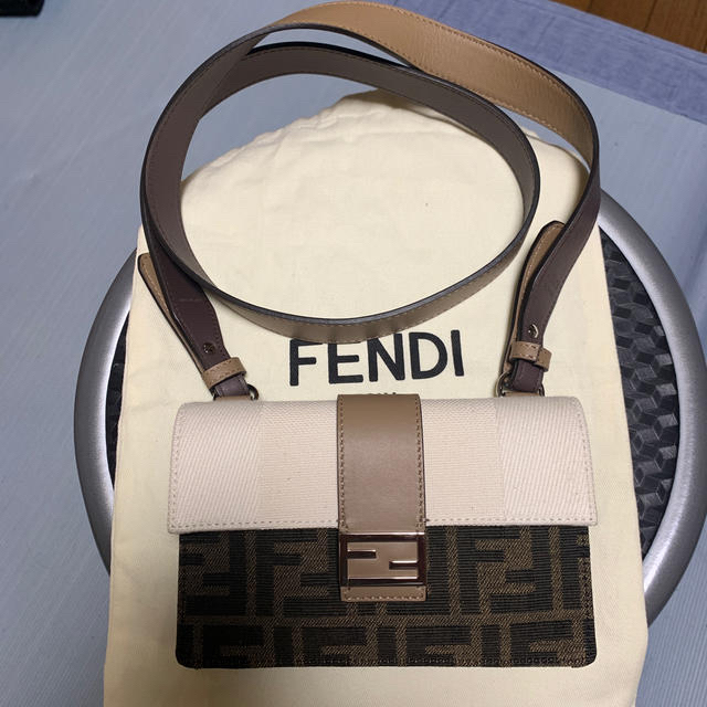 FENDI(フェンディ)の最終お値引き　フェンディバゲットスリムクラッチ　ホワイト&ロゴ　未使用品 メンズのバッグ(ショルダーバッグ)の商品写真