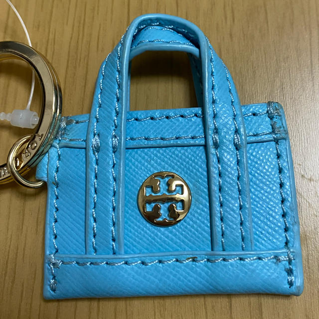 Tory Burch(トリーバーチ)の未使用TORY BURCHミニバッグキーホルダーブルーmiumiu  レディースのファッション小物(キーホルダー)の商品写真