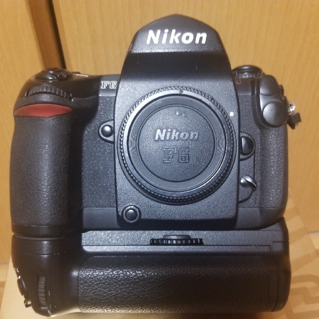 Nikon(ニコン)の中古美品　Nikon  F6 ボディー+MB-40+元箱　付属品　解説書付き スマホ/家電/カメラのカメラ(フィルムカメラ)の商品写真