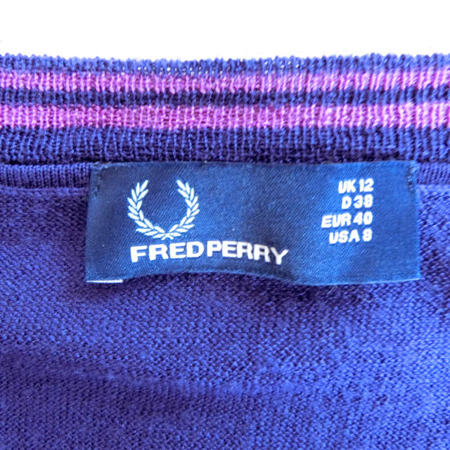 FRED PERRY(フレッドペリー)のフレッドペリー　FRED PERRY  レディース　Vネック　セーター　パープル レディースのトップス(ニット/セーター)の商品写真