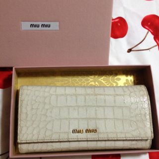 ミュウミュウ(miumiu)のmiumiu長財布  白(財布)