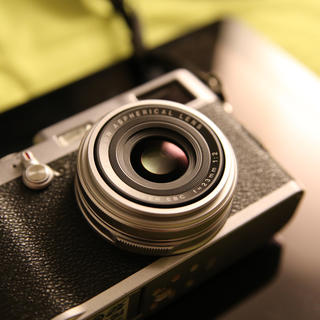 フジフイルム(富士フイルム)のFUJI FILM X100 シルバー(コンパクトデジタルカメラ)