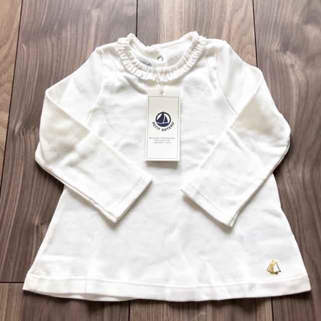 PETIT BATEAU(プチバトー)の新品タグ付き　プチバトー　長袖カットソー　12m ホワイト キッズ/ベビー/マタニティのベビー服(~85cm)(シャツ/カットソー)の商品写真