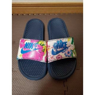 ナイキ(NIKE)のNIKE　花柄ベナッシ　(サンダル)