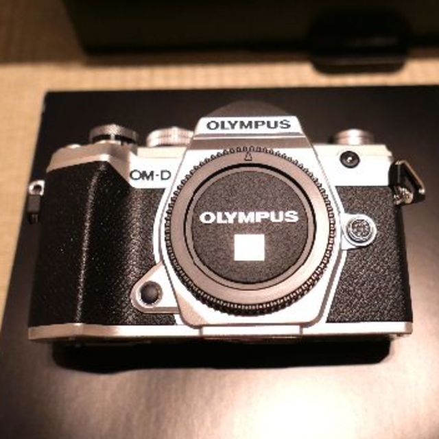 人気商品！】 OLYMPUS シルバーカエルウオ7 III Mark E-M5 OM-D