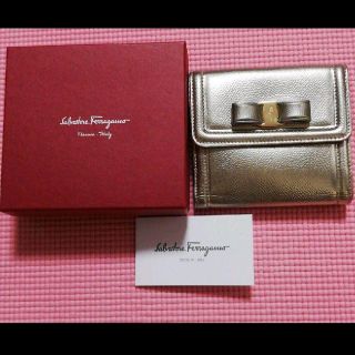 サルヴァトーレフェラガモ(Salvatore Ferragamo)の【本日割引】ferragamo　二つ折り財布　ゴールド(財布)