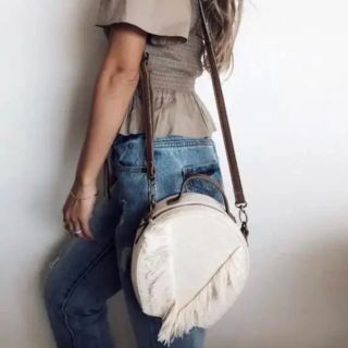 アリシアスタン(ALEXIA STAM)のV Fringe Round Bag Ivory(ショルダーバッグ)