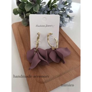 ハンドメイド　アクリル花びら　ボリュームピアス(ピアス)