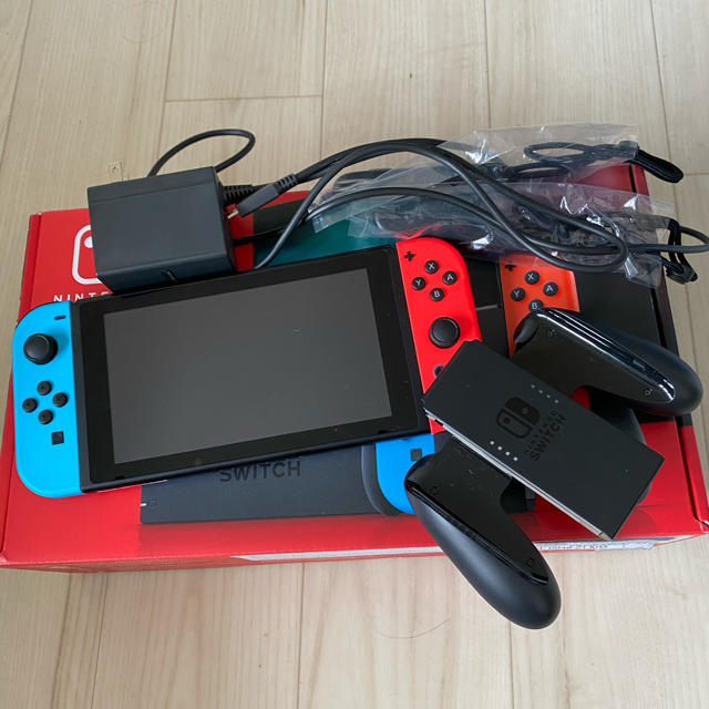 Nintendo switch 本体　新モデル　任天堂　付属品のサムネイル