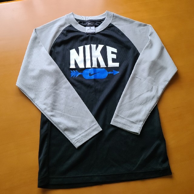 NIKE(ナイキ)のNIKE　DRI-FIT　長袖Tシャツ　150 キッズ/ベビー/マタニティのキッズ服男の子用(90cm~)(Tシャツ/カットソー)の商品写真