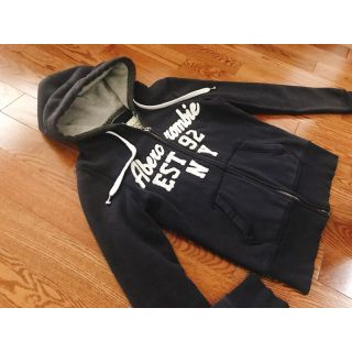 アバクロンビーアンドフィッチ(Abercrombie&Fitch)のアバクロ  ロゴパーカー　S〜M(パーカー)