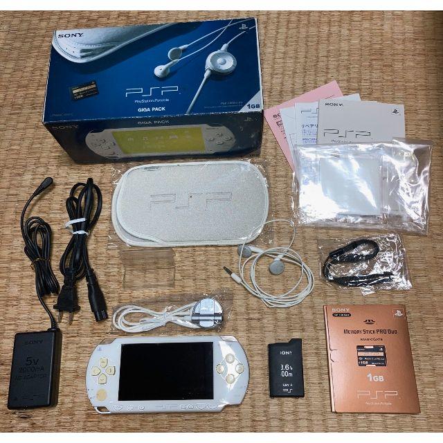 SONY(ソニー)のPSP-1000 G1CW（セラミック・ホワイト）＋ソフト２つとポーチ付けます エンタメ/ホビーのゲームソフト/ゲーム機本体(携帯用ゲーム機本体)の商品写真