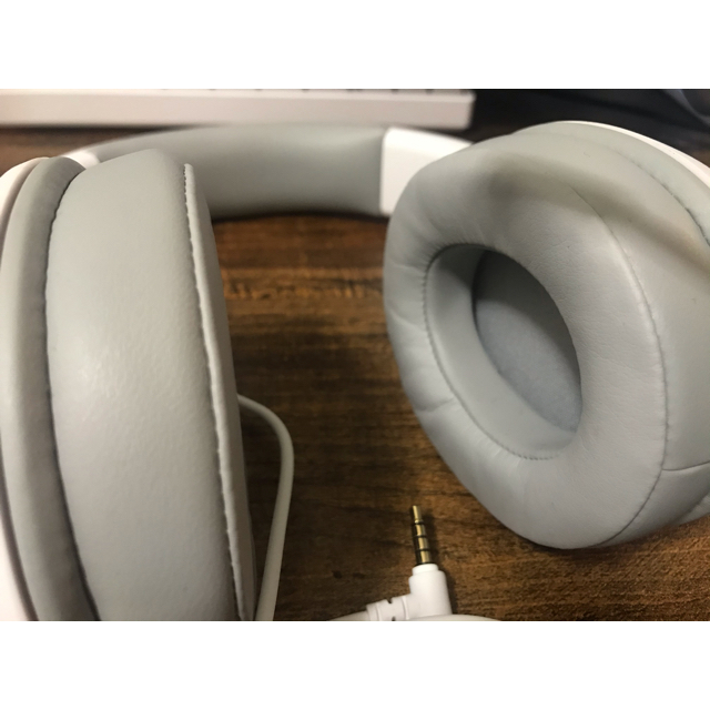 LAZER(レイザー)のRazer Kraken X - Mercury White スマホ/家電/カメラのオーディオ機器(ヘッドフォン/イヤフォン)の商品写真