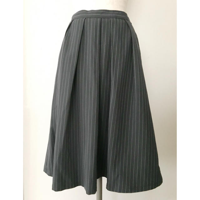 GU(ジーユー)の【GU】グレーストライプ フレアスカート Mサイズ レディースのスカート(ひざ丈スカート)の商品写真