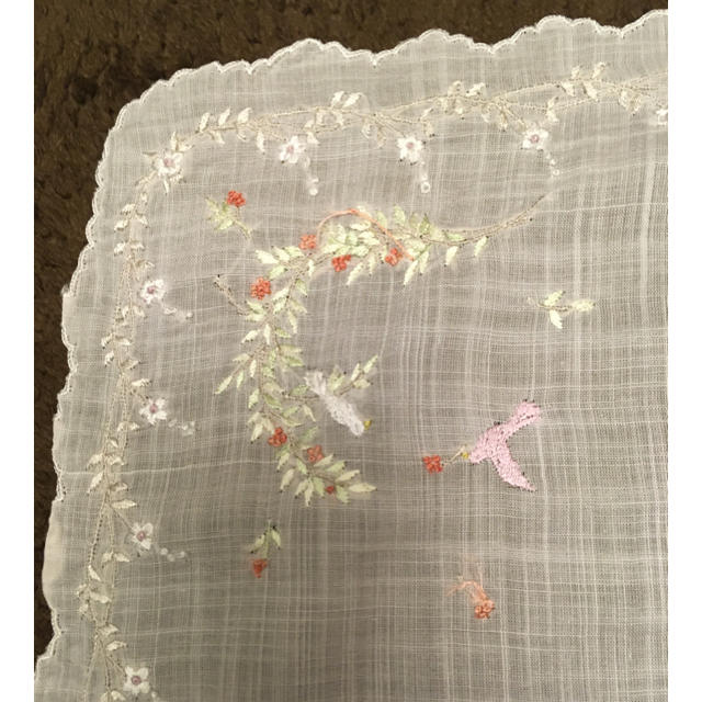 和光堂(ワコウドウ)の和光　鳥と花の刺繍　ハンカチ　大 レディースのファッション小物(ハンカチ)の商品写真