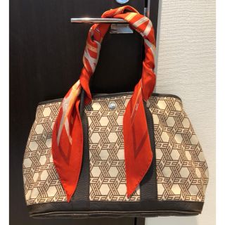 エルメス(Hermes)の人気のリボン柄　オレンジレッド　エルメス　三角形　ポワントゥ　スカーフ　(バンダナ/スカーフ)