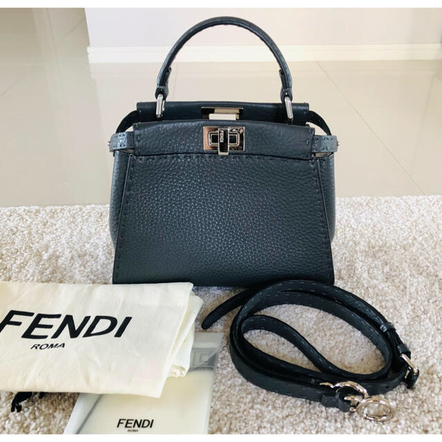 FENDI(フェンディ)のご専用 美品 FENDI ピーカブー アイコニック スモール セレリア グレー レディースのバッグ(ショルダーバッグ)の商品写真