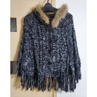 セシルマクビー(CECIL McBEE)の〈USED美品〉CECIL Mc BEE ファー付きフードニットポンチョ(ポンチョ)