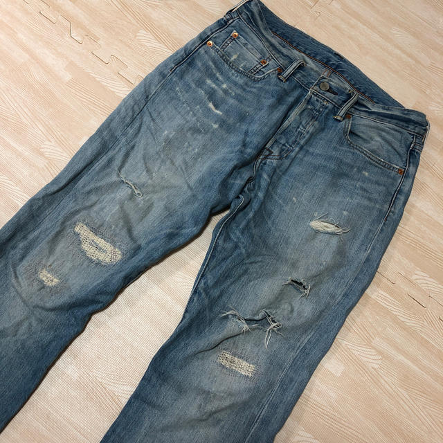 Levi's(リーバイス)のリーバイス ダメージ 501 ライトブルー　デニム　ジーパン ジーンズ メンズのパンツ(デニム/ジーンズ)の商品写真