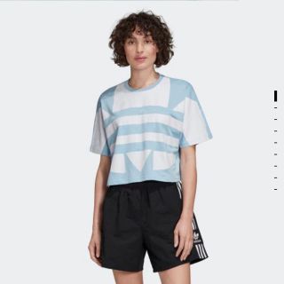 アディダス(adidas)のadidas アディダス ラージロゴTシャツ ショート丈 ブルー(Tシャツ(半袖/袖なし))