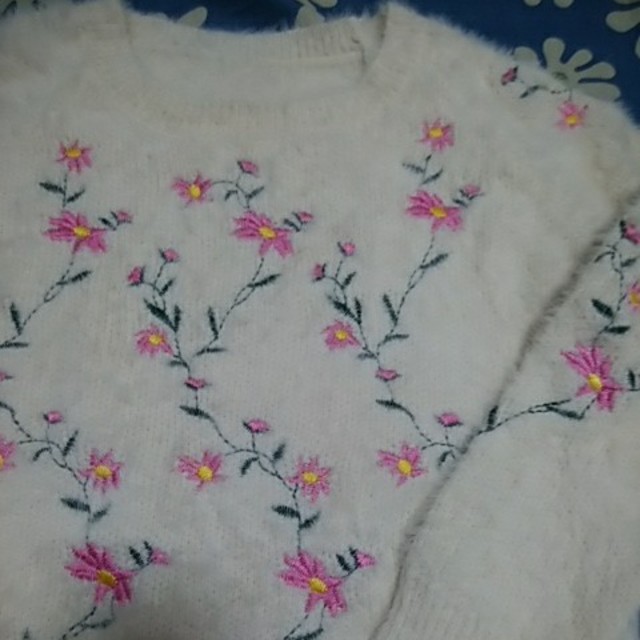 cawaii(カワイイ)のcawaii 花刺繍ニット レディースのトップス(ニット/セーター)の商品写真