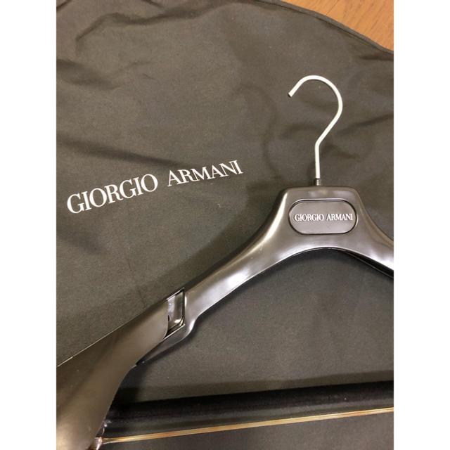 Giorgio Armani(ジョルジオアルマーニ)のGIORGIO ARMANIスーツカバーとハンガー2点セット レディースのフォーマル/ドレス(スーツ)の商品写真