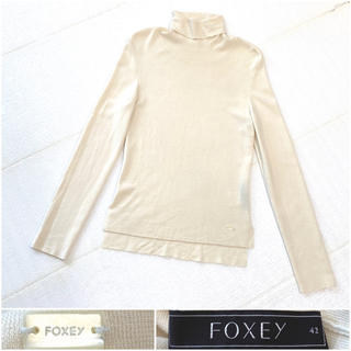 フォクシー(FOXEY)の極美品 新タグ♡上質な柔らかウールタートルニット 42 FOXEYロゴ付き(ニット/セーター)