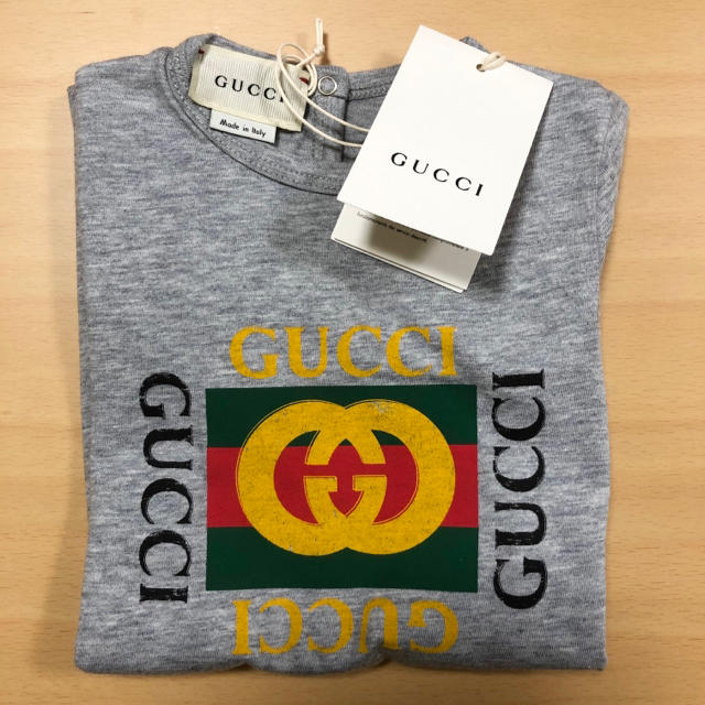 Gucci(グッチ)のGUCCI ロゴスリープスーツ　ロンパース　グッチ キッズ/ベビー/マタニティのベビー服(~85cm)(ロンパース)の商品写真