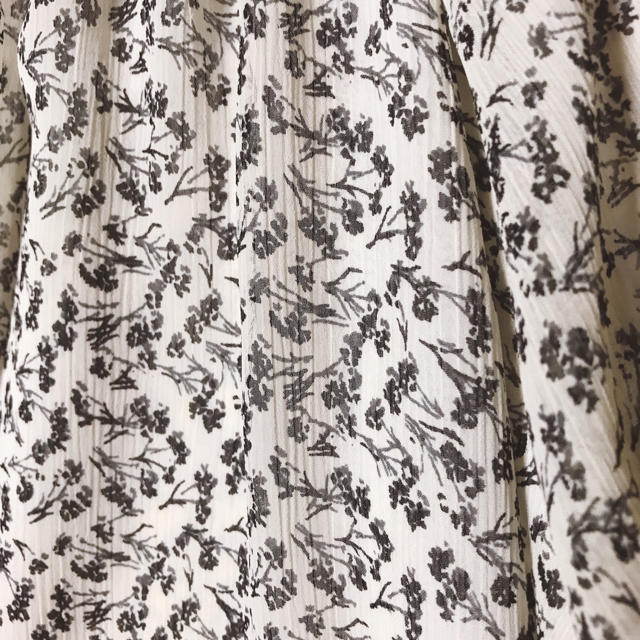 Rirandture(リランドチュール)のrirandture 小花柄ブラウス レディースのトップス(シャツ/ブラウス(半袖/袖なし))の商品写真
