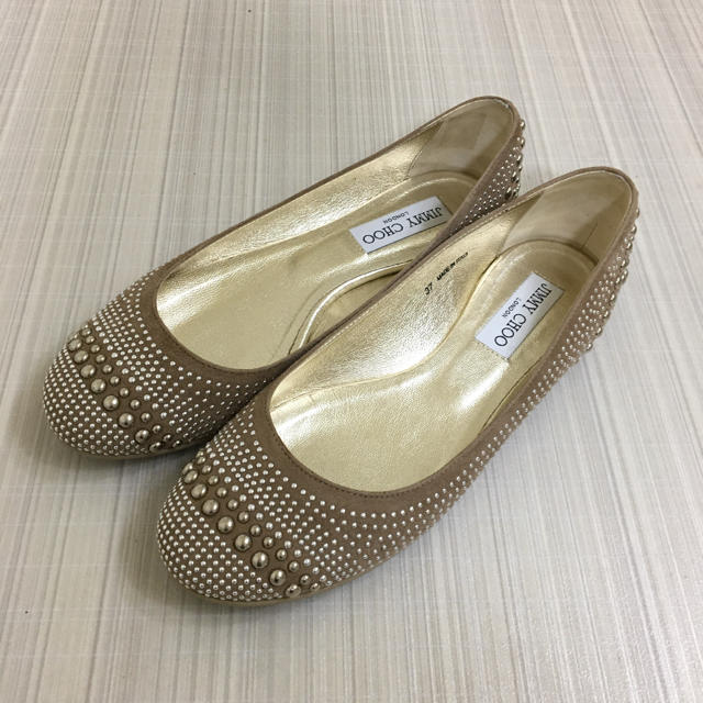 JIMMY CHOO(ジミーチュウ)のジミーチュウ　スタッズ付きフラットパンプス レディースの靴/シューズ(ハイヒール/パンプス)の商品写真