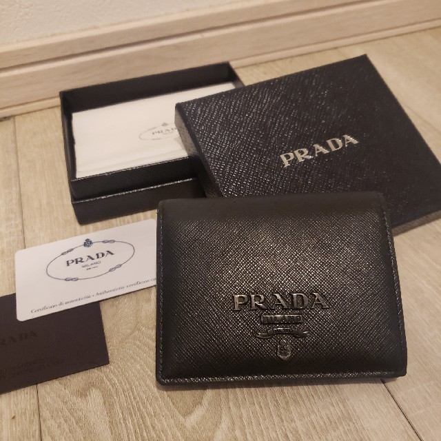 プラダ モノクローム コンパクト 二つ折り財布 サフィアーノ メタル - 財布