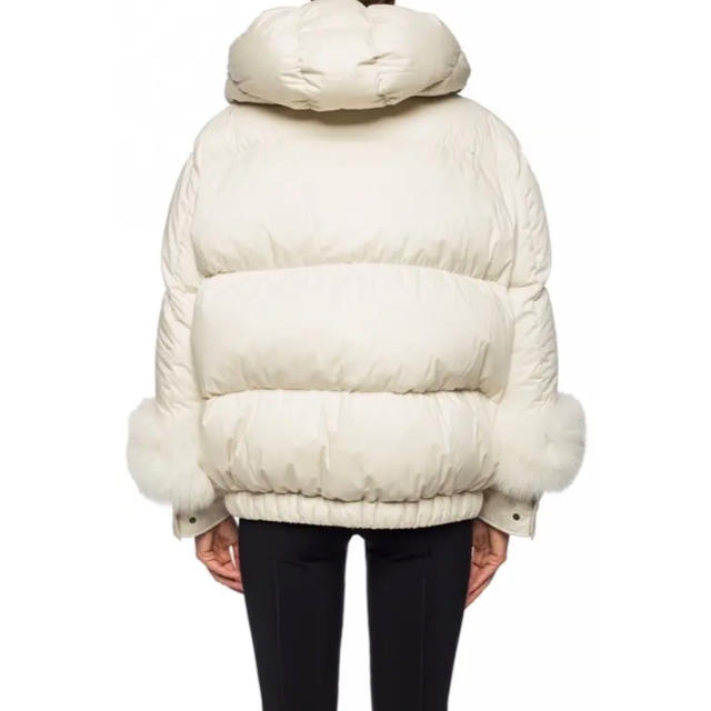 MONCLER(モンクレール)のモンクレール　ファー付きアイボリーショート丈ダウン　新品　パリ購入 レディースのジャケット/アウター(ダウンジャケット)の商品写真