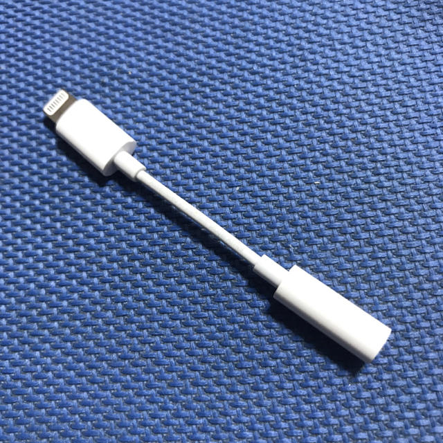 Apple(アップル)のApple 純正 iPhone イヤホン ジャック 変換アダプタ A1749 スマホ/家電/カメラのオーディオ機器(ヘッドフォン/イヤフォン)の商品写真