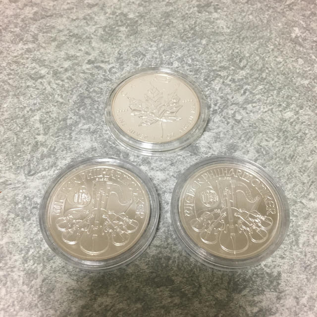 メイプルリーフ銀貨(2011)1枚とオーストリアウィーン銀貨(2012)2枚