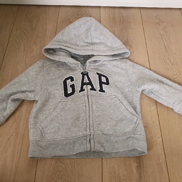 babyGAP(ベビーギャップ)のGAP  グレー  パーカー  70サイズ キッズ/ベビー/マタニティのベビー服(~85cm)(カーディガン/ボレロ)の商品写真