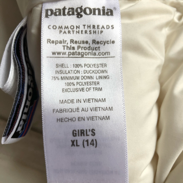 patagonia(パタゴニア)のパタゴニア　ダウンベスト　ガールキッズ　XL キッズ/ベビー/マタニティのキッズ服女の子用(90cm~)(ジャケット/上着)の商品写真