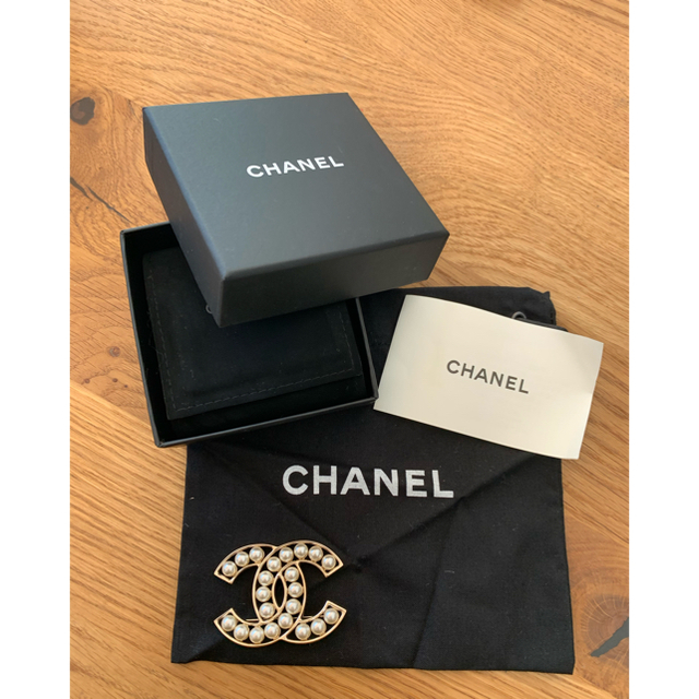 CHANEL(シャネル)の美品　CHANEL  パールブローチ レディースのアクセサリー(ブローチ/コサージュ)の商品写真