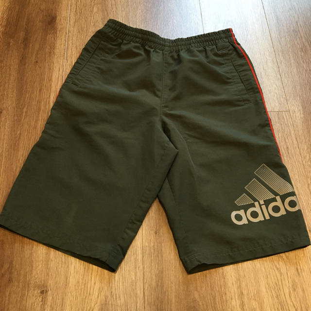 adidas(アディダス)のアディダス ハーフパンツ　140 キッズ/ベビー/マタニティのキッズ服男の子用(90cm~)(パンツ/スパッツ)の商品写真