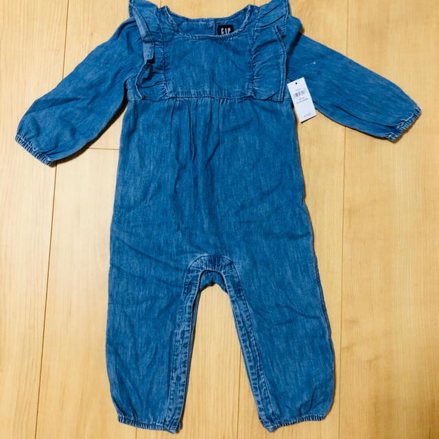 GAP(ギャップ)のbaby GAP 新品フリルデニム　ロンパース　オーバーオール  キッズ/ベビー/マタニティのベビー服(~85cm)(ロンパース)の商品写真