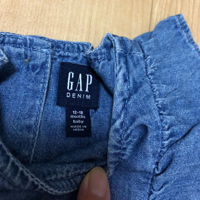 GAP(ギャップ)のbaby GAP 新品フリルデニム　ロンパース　オーバーオール  キッズ/ベビー/マタニティのベビー服(~85cm)(ロンパース)の商品写真