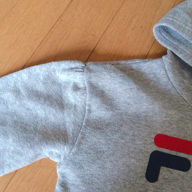 FILA(フィラ)の古着　フィラ　FILA パーカー　パフスリーブ　キッズ キッズ/ベビー/マタニティのキッズ服女の子用(90cm~)(Tシャツ/カットソー)の商品写真