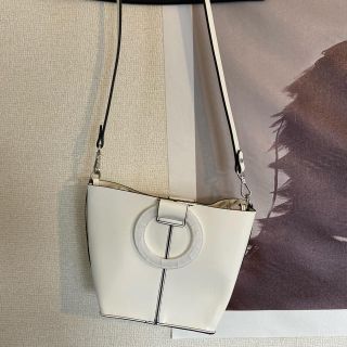 ザラ(ZARA)のZARA White shoulder★(ショルダーバッグ)