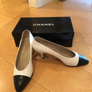 シャネル(CHANEL)のシャネル  パンプス    22.5cm   ホワイトXブラック(ハイヒール/パンプス)